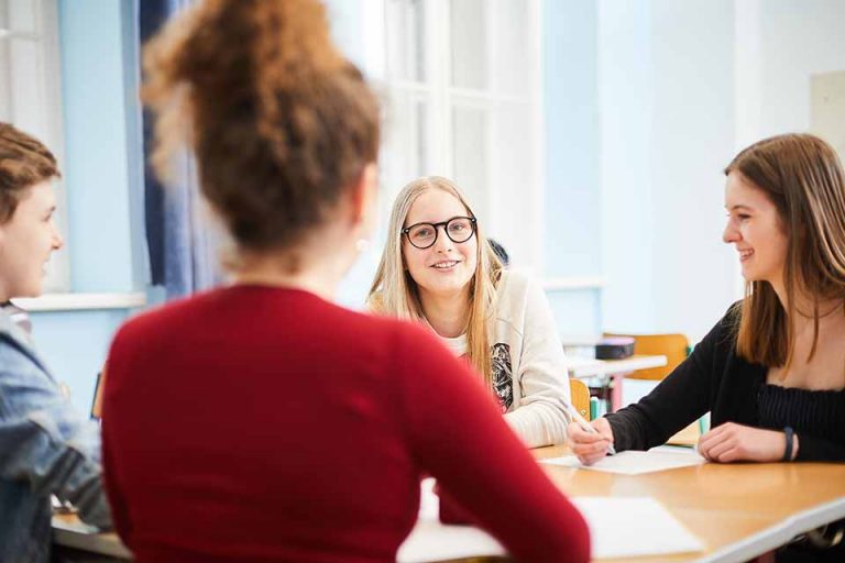 Schüler bei einer Projektarbeit im BRG Fadingerstraße