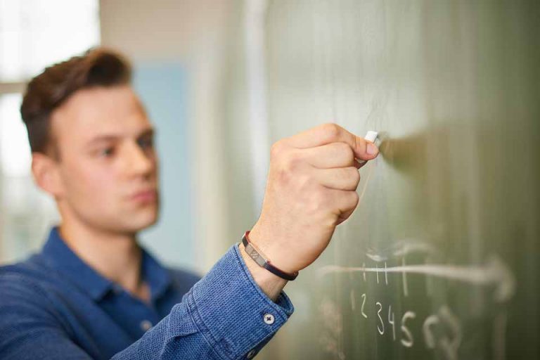 Ein Schüler im Abschlussjahrgang bei der Präsentation einer vorwissenschaftlichen Arbeit im BRG Fadingerstraße