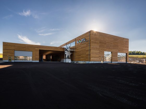 Holzbauhalle der Kapl Bau GmbH nach der Fertigstellung - ein Beispiel für geplantes Bauen - durchdachte Kommunikation