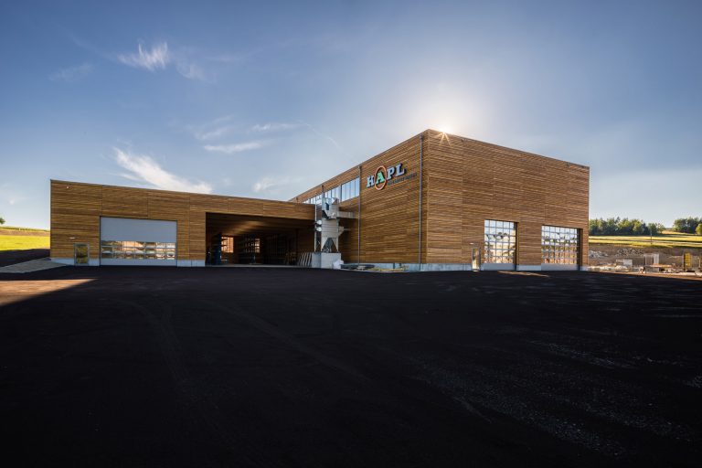 Holzbauhalle der Kapl Bau GmbH nach der Fertigstellung - ein Beispiel für geplantes Bauen - durchdachte Kommunikation